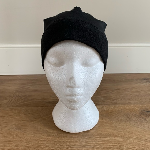 Sugoi Sport Beanie for Running, Bicycling, Hiking etc with Ponytail Opening - Picture 2 of 7